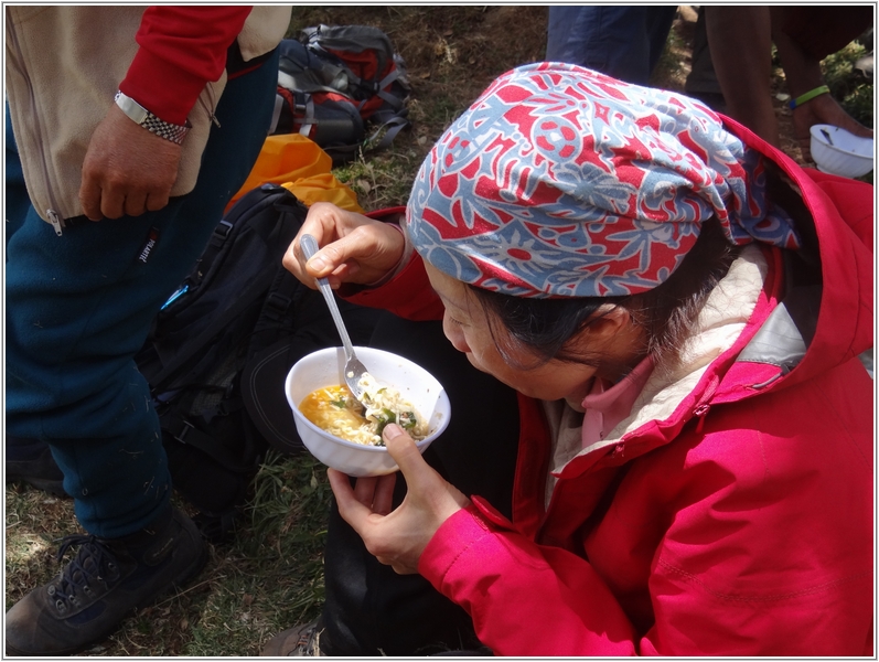 2012-02-18 11-52-40曼達拉山屋吃泡麵當午餐.JPG